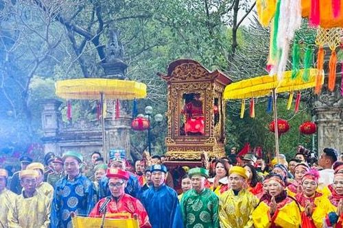 Hàng vạn người dự lễ hội Gióng đền Sóc 2025