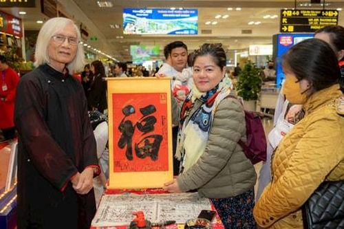 Hành khách tại sân bay Nội Bài hào hứng trong ngày đầu tiên sau kỳ nghỉ Tết