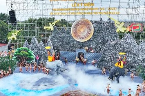 Tưng bừng khai hội đền Hai Bà Trưng