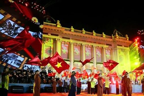 Hùng tráng chương trình nghệ thuật '95 năm – Ánh sáng soi đường'