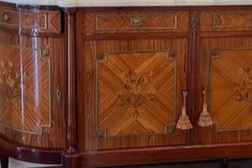 Mua tủ trên mạng, người phụ nữ sửng sốt khi phát hiện thứ bên trong