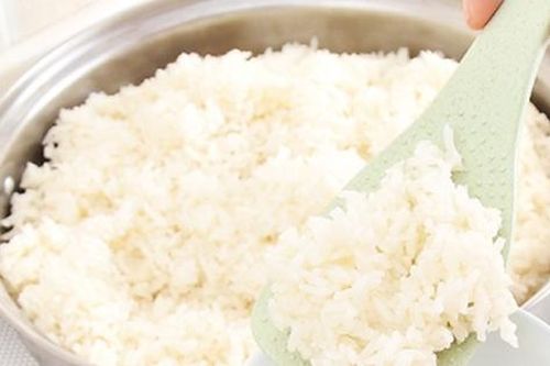 Vì sao dân gian kiêng xới cơm một lần?