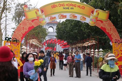 Hàng nghìn người dân đi lễ tại đền Ông Hoàng Mười cầu may đầu năm
