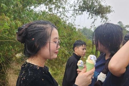 Độc đáo phiên chợ ném cà chua cầu may chỉ diễn ra một lần trong năm