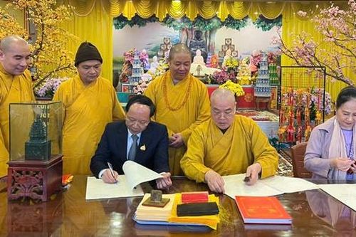 Khai bút đầu xuân tại ngôi chùa duy nhất ở Việt Nam thờ Phật bà Đại Tuệ