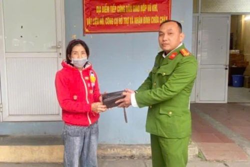Người phụ nữ nhận lại hơn 90 triệu đồng đánh rơi khi đi sắm Tết