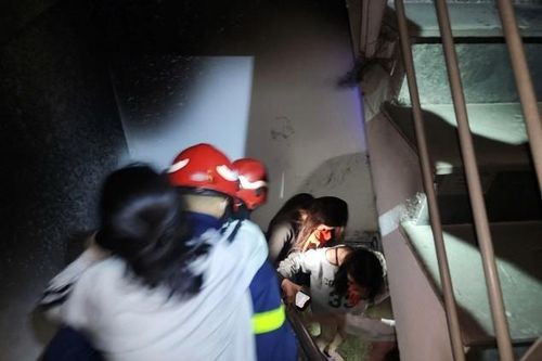 Cứu 7 người trong đám cháy nhà trọ ở Cầu Giấy, Hà Nội