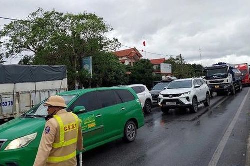 Người phụ nữ tử vong khi băng qua đường, Quốc lộ 1A ùn tắc nhiều giờ