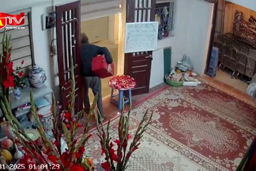 Hai thanh niên bê trộm hòm công đức ở Hà Nội