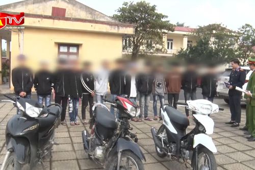 Bắt 'nóng' nhóm 'quái xế' mang hung khí cướp tài sản, gây rối trật tự công cộng