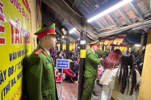 Không có cảnh 'chặt chém' giá trông giữ xe tại chùa Phúc Khánh