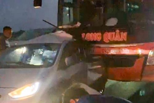 Xe khách tông xe con trên cao tốc khiến 2 người chết