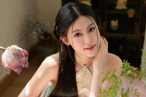 Tăng Mỹ Hàn, con gái Minh Nhựa khoe ảnh yếm, áo dài muộn