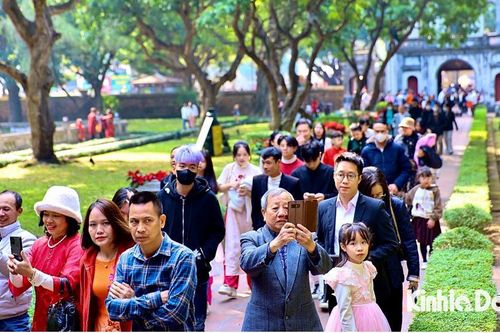Nhân dân Thủ đô đón Tết trong không khí vui tươi, phấn khởi, an toàn
