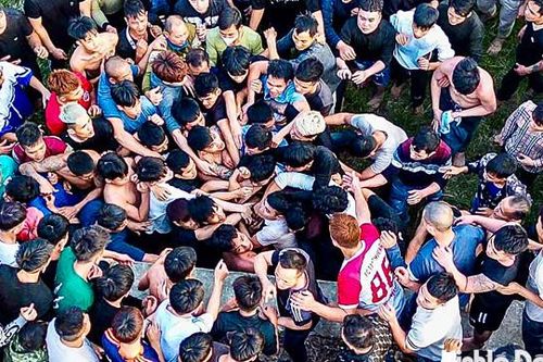 Hàng trăm thanh niên trai tráng thi nhau cướp Phết lấy may tại Vĩnh Phúc