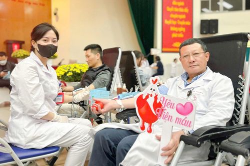 Hơn 2.000 người hiến máu trong kỳ nghỉ Tết