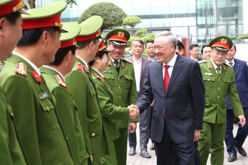 Phó Thủ tướng Thường trực Chính phủ thăm, chúc Tết lực lượng cảnh sát phòng, chống tội phạm về môi trường
