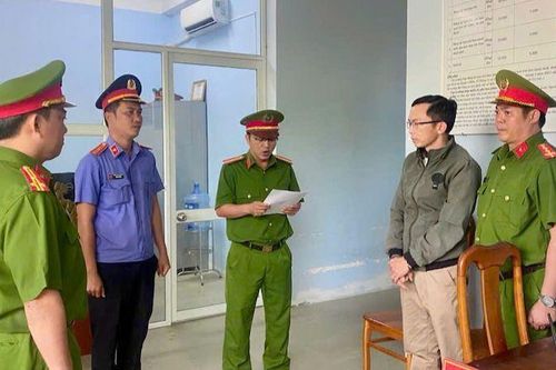 Bắt tạm giam thầy giáo xâm hại nữ sinh lớp 10