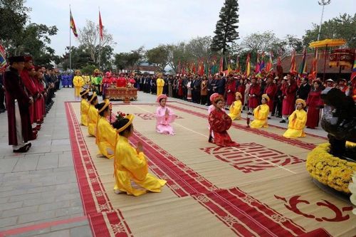 Hàng nghìn du khách dâng hương, tri ân công đức Tổ Mẫu Âu Cơ