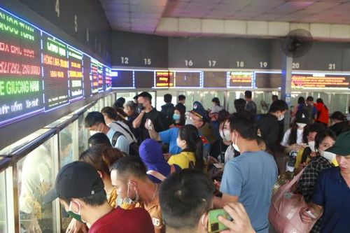 Hành khách di chuyển qua bến xe của Hà Nội tăng 300% - 400%