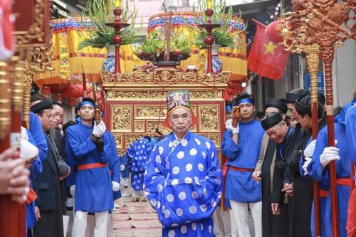 Làng La Phù trải chiếu hoa dài 3km rước Thánh Thành hoàng làng đi qua
