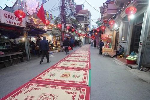 Cả làng La Phù trải chiếu hoa ra đường, 'xin lộc' từ kiệu Thánh