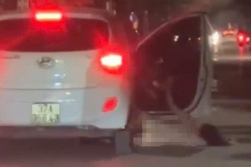 Làm rõ clip cô gái khỏa thân rơi khỏi ô tô đang chạy