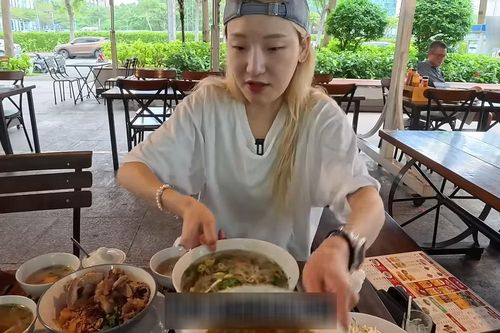 Khách Hàn Quốc ăn một lúc hết 4 món phở, món nào cũng khen ngon