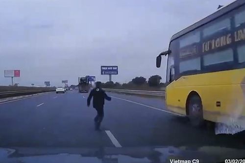 'Đứng tim' cảnh người đàn ông chạy qua đầu ô tô trên cao tốc Pháp Vân - Cầu Giẽ