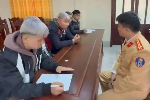 Phạt hơn 121 triệu đồng với nhóm học sinh tháo biển xe máy đi vào cao tốc