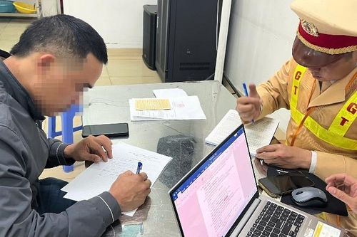 Tình tiết bất ngờ vụ người đàn ông chạy qua đầu ô tô trên cao tốc