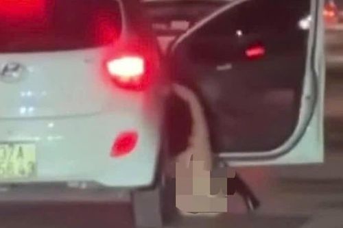 Xôn xao clip cô gái rơi khỏi ô tô khi xe đang chạy trên đường