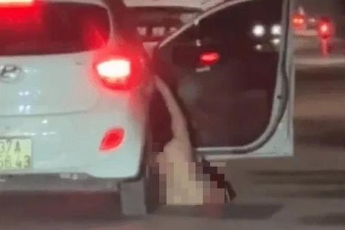 Những dấu hiệu vi phạm trong vụ clip cô gái rơi khỏi ô tô khi xe đang chạy