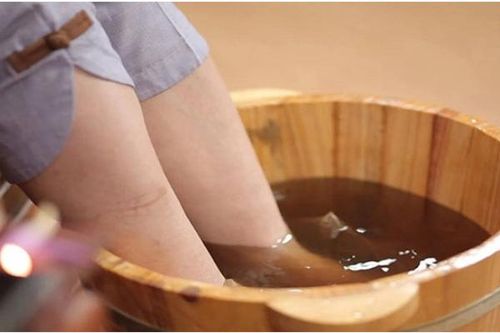 Người già ngâm chân trước khi ngủ, nửa năm sau phát hiện thay đổi bất ngờ