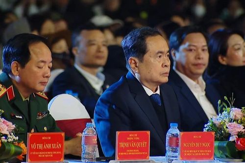Chủ tịch Quốc hội dự chương trình nghệ thuật Mừng Đảng Mừng Xuân