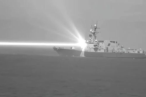 Ấn tượng 'như trong phim' khi tàu chiến Mỹ bắn thử vũ khí laser tiên tiến