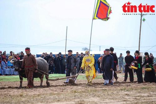 'Vua khoác long bào đi cày' trong Lễ hội Tịch điền 2025