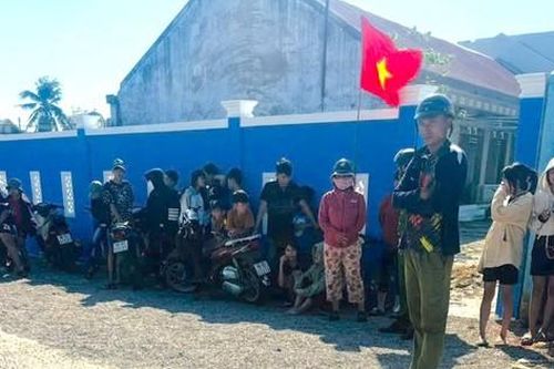 Giải cứu bé trai bị cha ruột nhốt trong phòng nhiều giờ và đánh đập