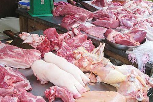 Lý do người bán thường treo thịt bò lên cao còn thịt lợn lại đặt trên bàn