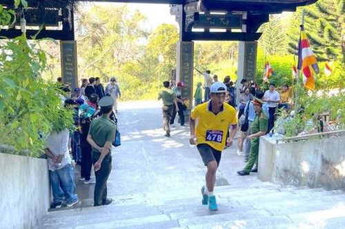 Bình Thuận: Hàng trăm vận động viên leo núi chinh phục đỉnh cao Tà Cú