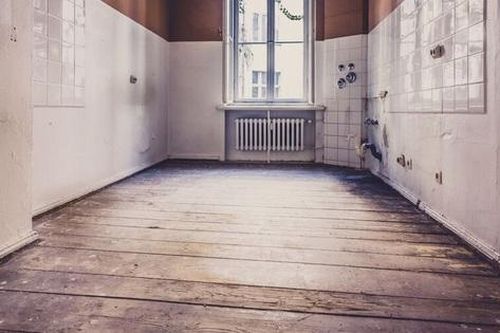 Phát hiện gây sốc dưới sàn nhà 250 năm tuổi của người phụ nữ