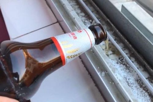 Đổ bia lên khe bậu cửa sổ, 10 người thì có 9 người không biết công dụng 'thần kì' của nó. Học mẹo hay để sử dụng nó cả đời