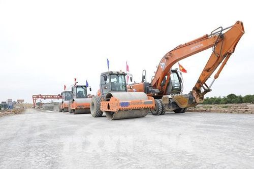 Sôi nổi khí thế trên các công trình mùa Xuân