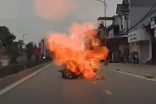 Khoảnh khắc chùm bóng bay trên xe máy bất ngờ phát nổ, cháy rừng rực