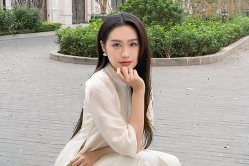 Vợ Đoàn Văn Hậu diện 'cây đồ' trăm triệu đi chơi Tết
