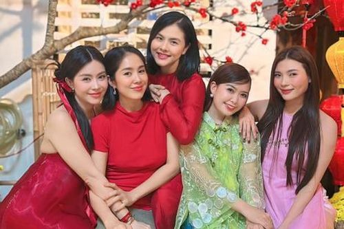 Lê Phương cùng dàn mỹ nhân Vbiz thăm biệt thự nhà Vân Trang
