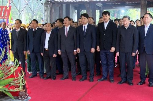 Các đồng chí lãnh đạo tỉnh dâng hương tại Đền thờ Vua Lê Đại Hành