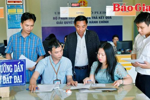 Công sở nghiêm túc trong ngày làm việc đầu năm mới