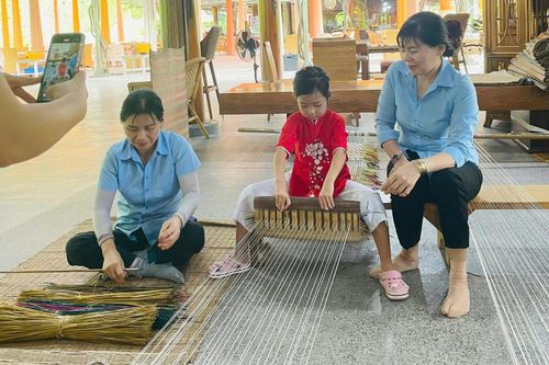Du khách quốc tế thích thú khám phá Làng nghề Trường Sơn