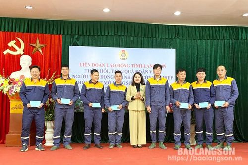 Liên đoàn Lao động tỉnh chúc tết, tặng quà tại các doanh nghiệp nhân dịp Tết Nguyên đán Ất Tỵ 2025